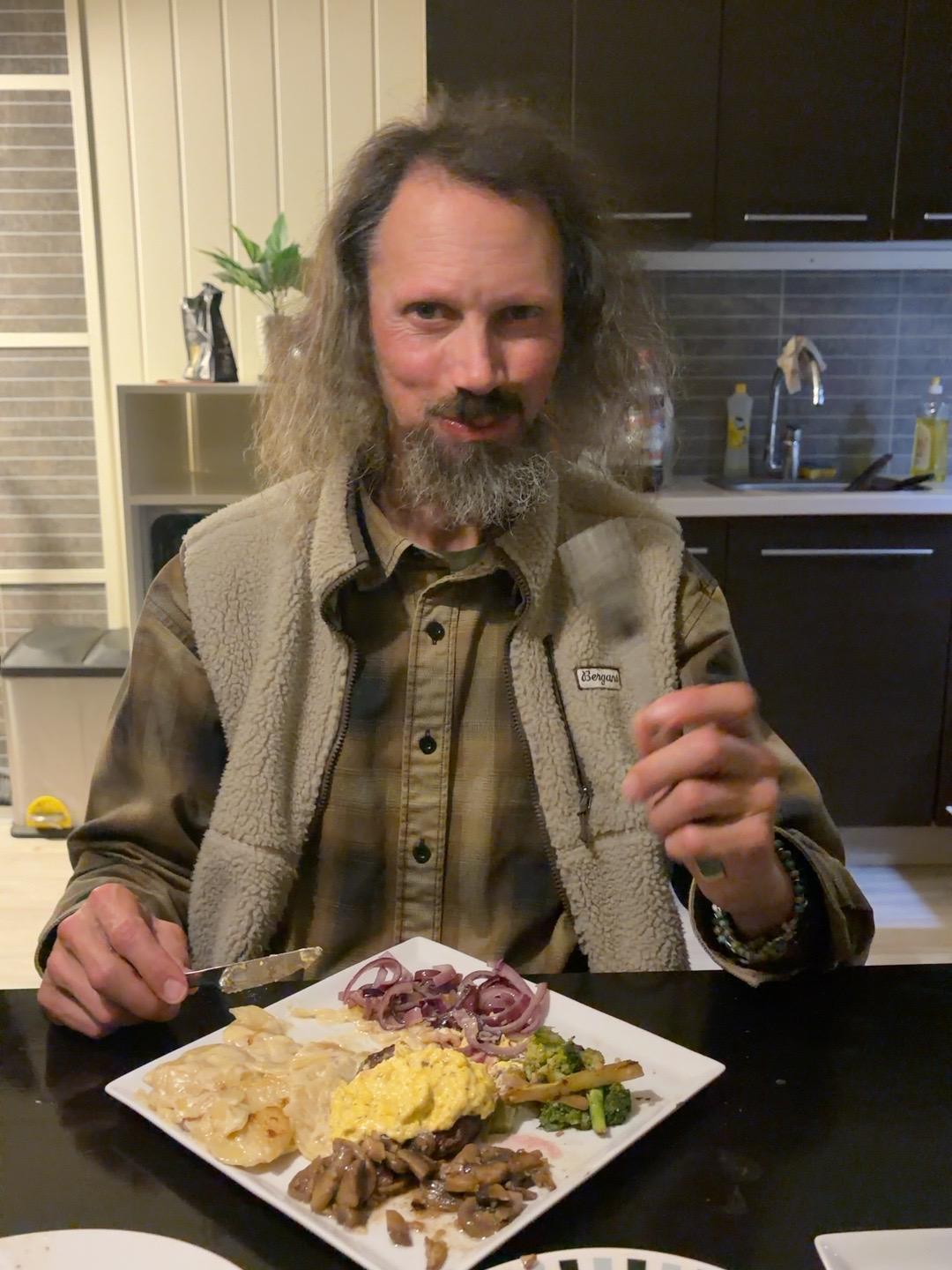 Arild Klokkervoll ved middagsbordet i Båtsfjord