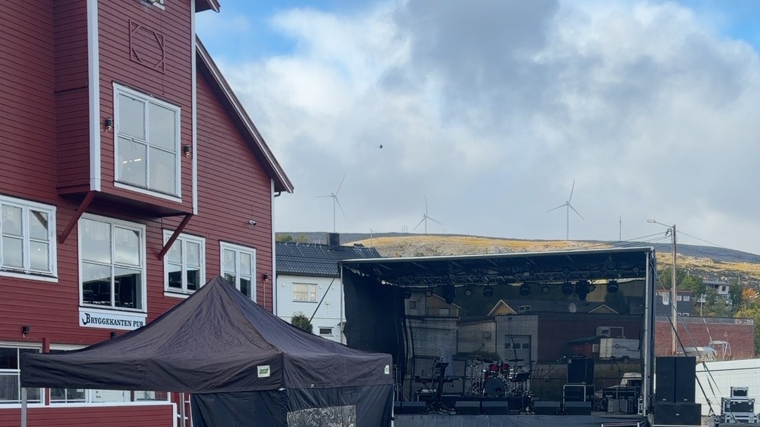Festivalområdet ved Båtsfjord Brygge rigget med scene