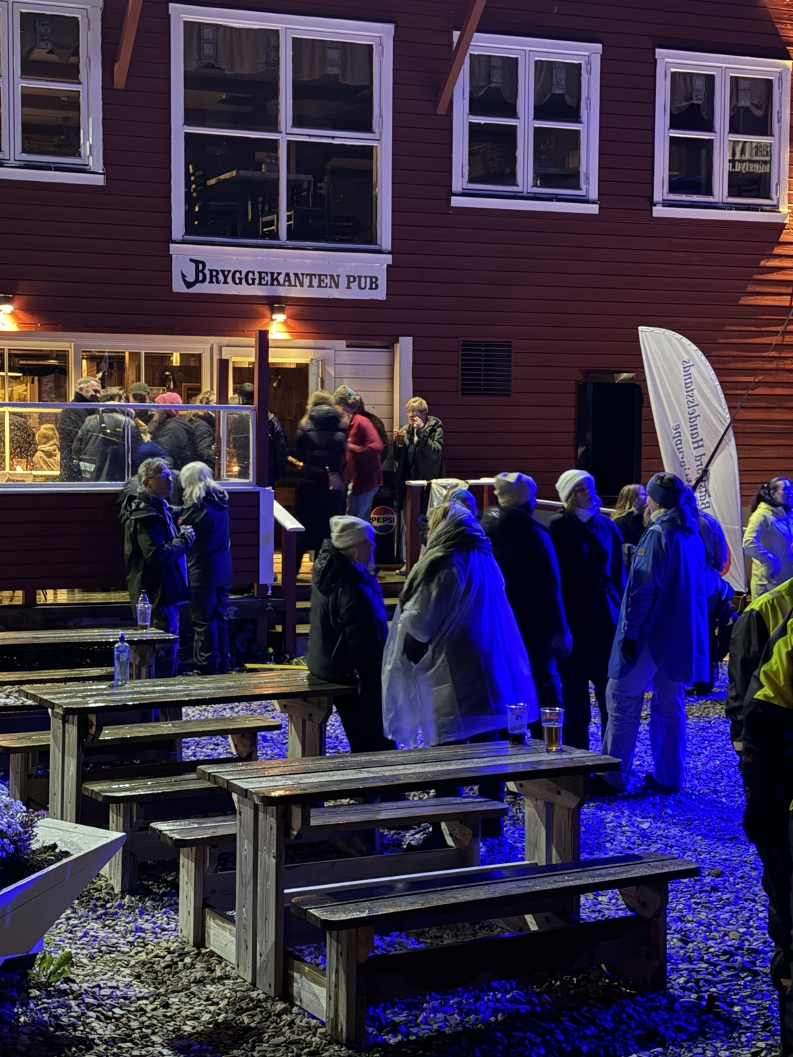 Folk samlet ved Bryggekanten Pub under jubileet i september 2026