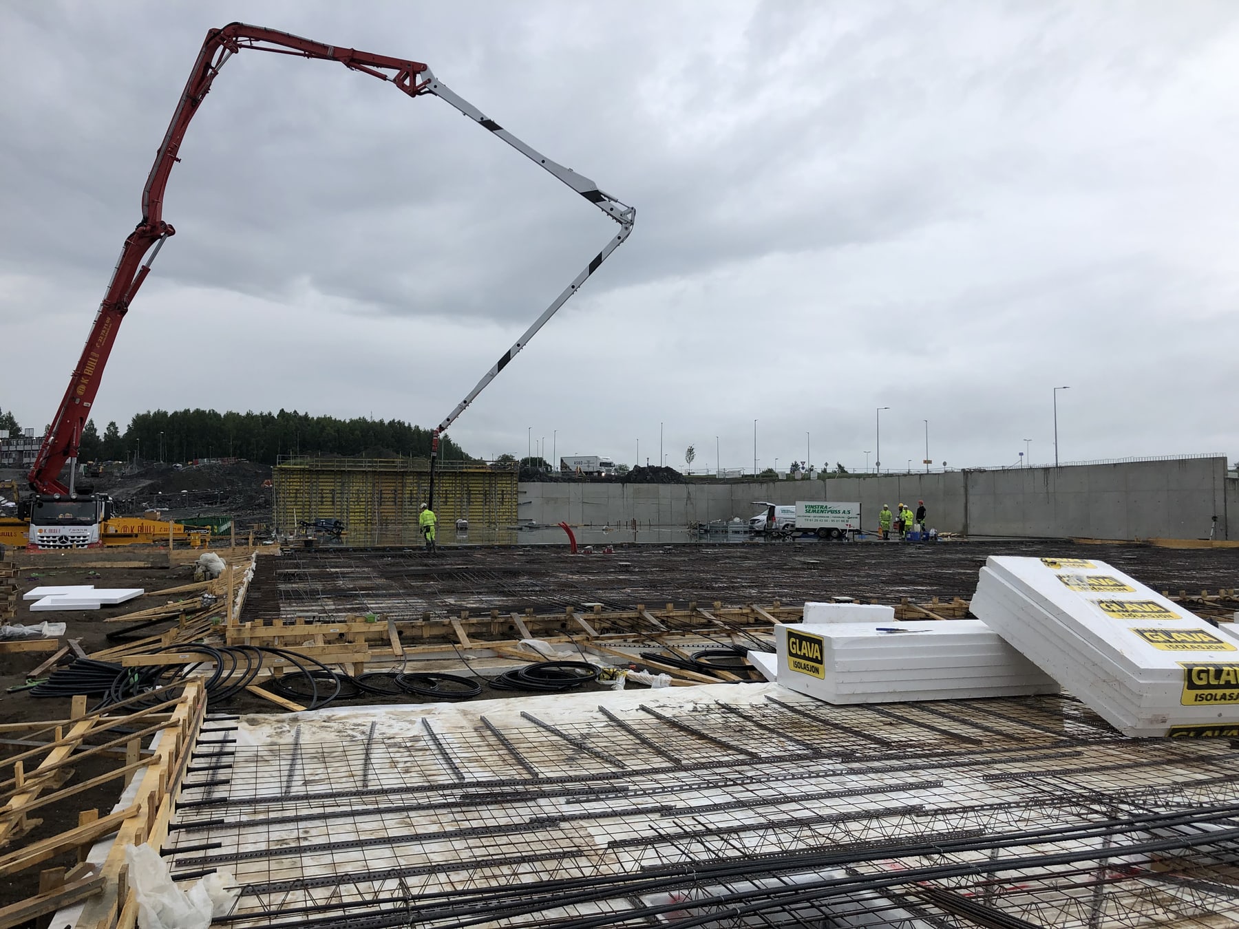 Betongpumpe over det armerte dekket