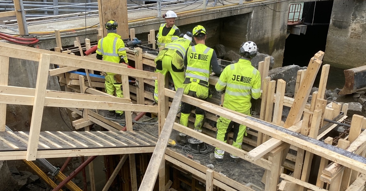 Mannskap i arbeidsområdet ved den eksisterende kaikonstruksjonen