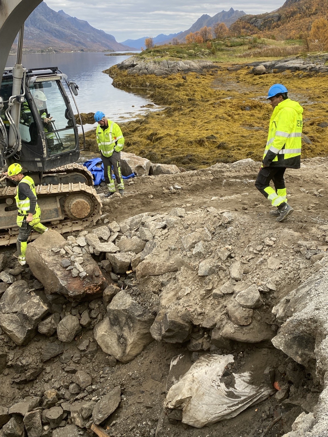 Steinmasser og arbeid ved fundamentområdet på Digermulen