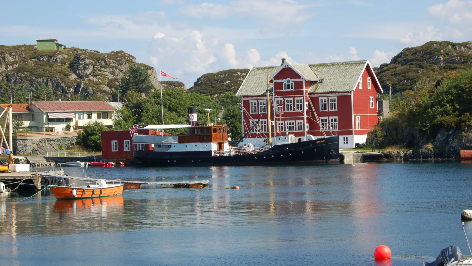 Havneområdet på Espevær med båter, kai og bebyggelse