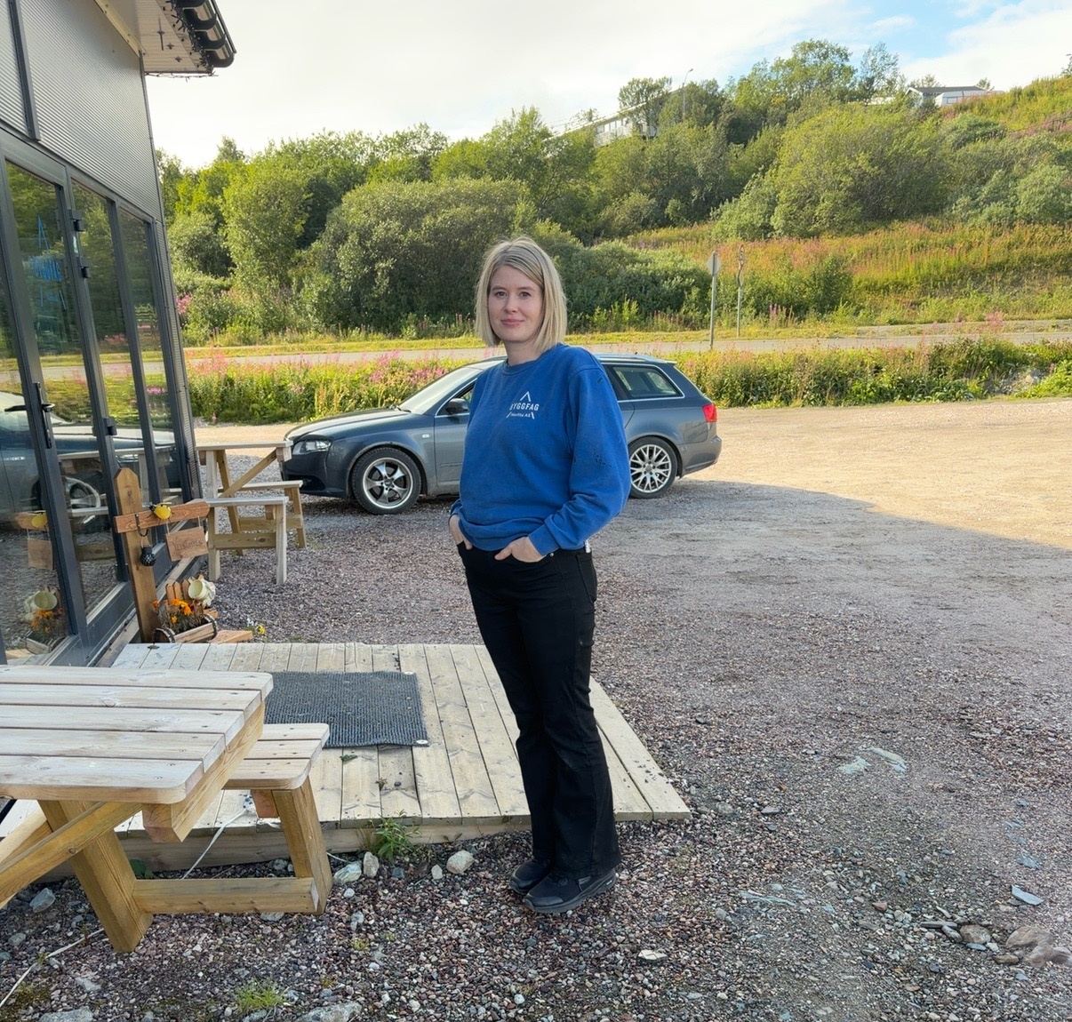 Norlita utenfor butikken i Båtsfjord