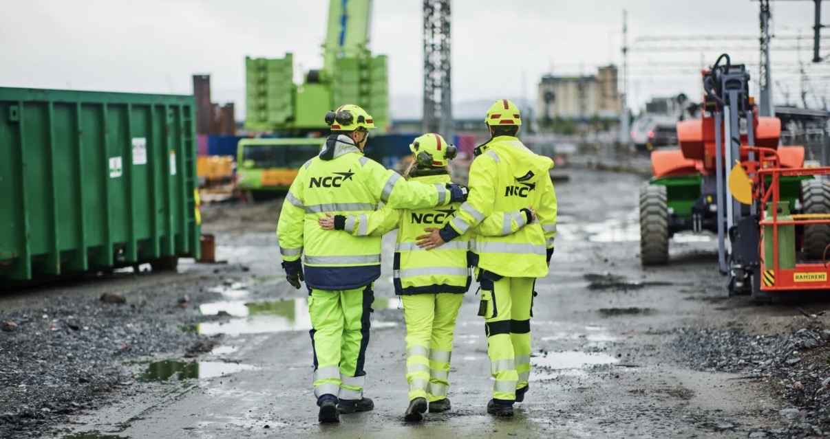 Tre NCC-arbeidere sammen på byggeplassen