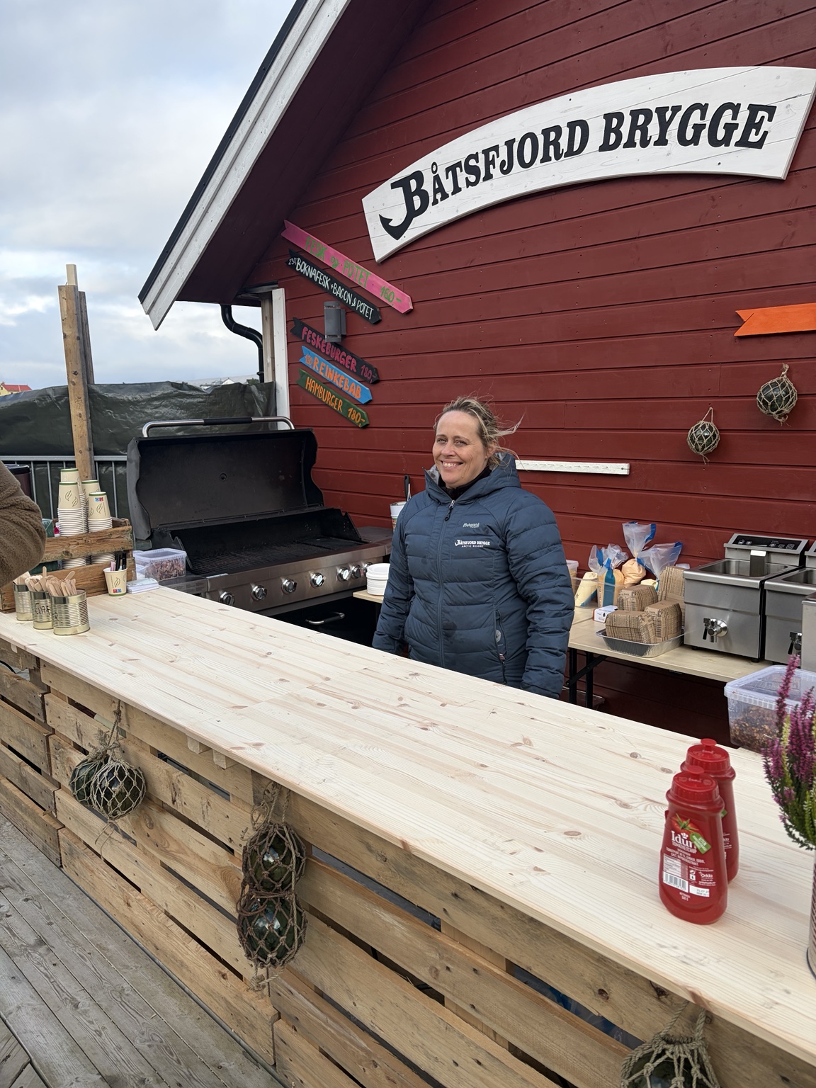Monica Brandtzæg ved serveringsområdet på Båtsfjord Brygge