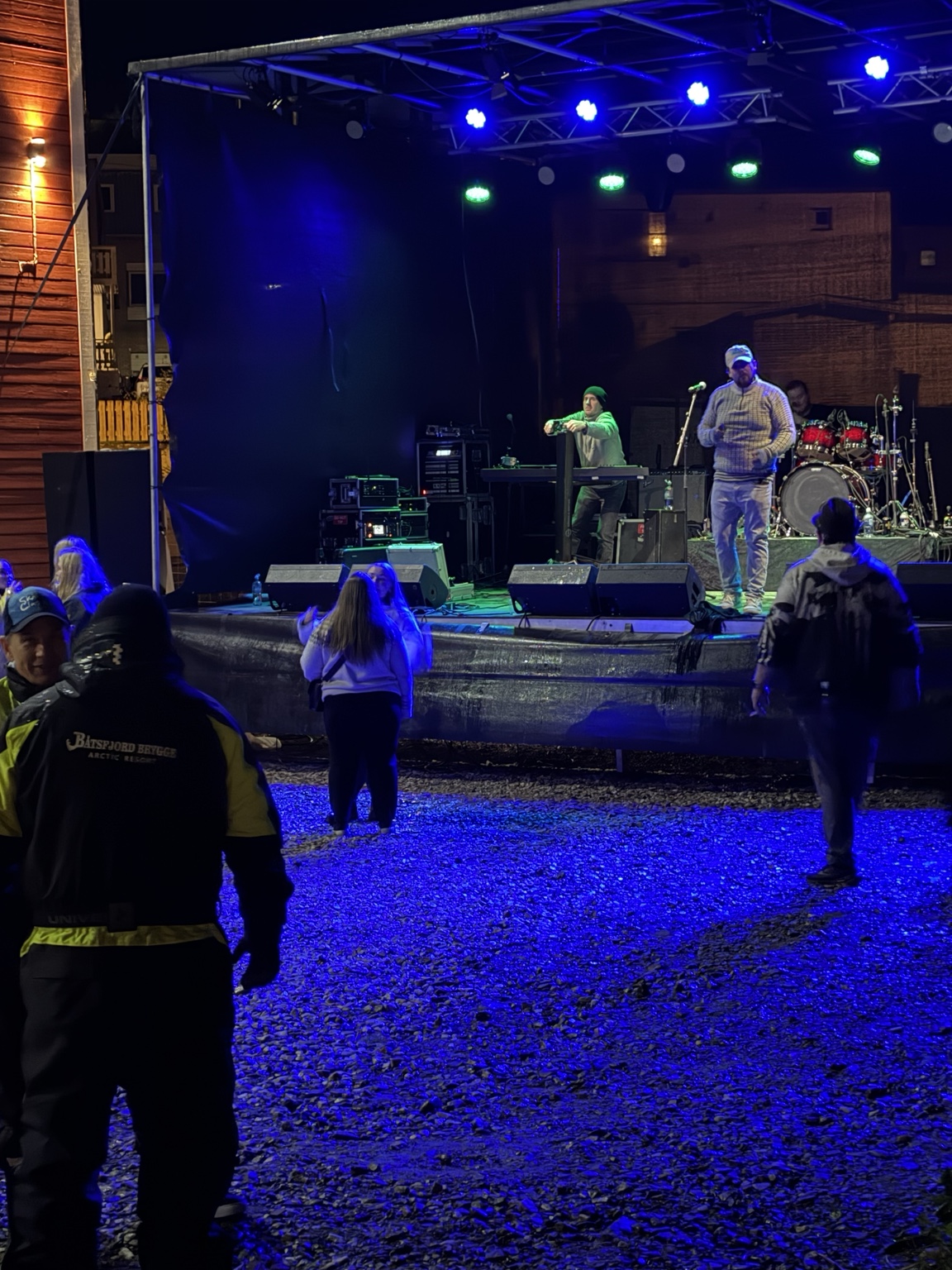 Lokale artister og publikum ved scenen på Båtsfjord Brygge