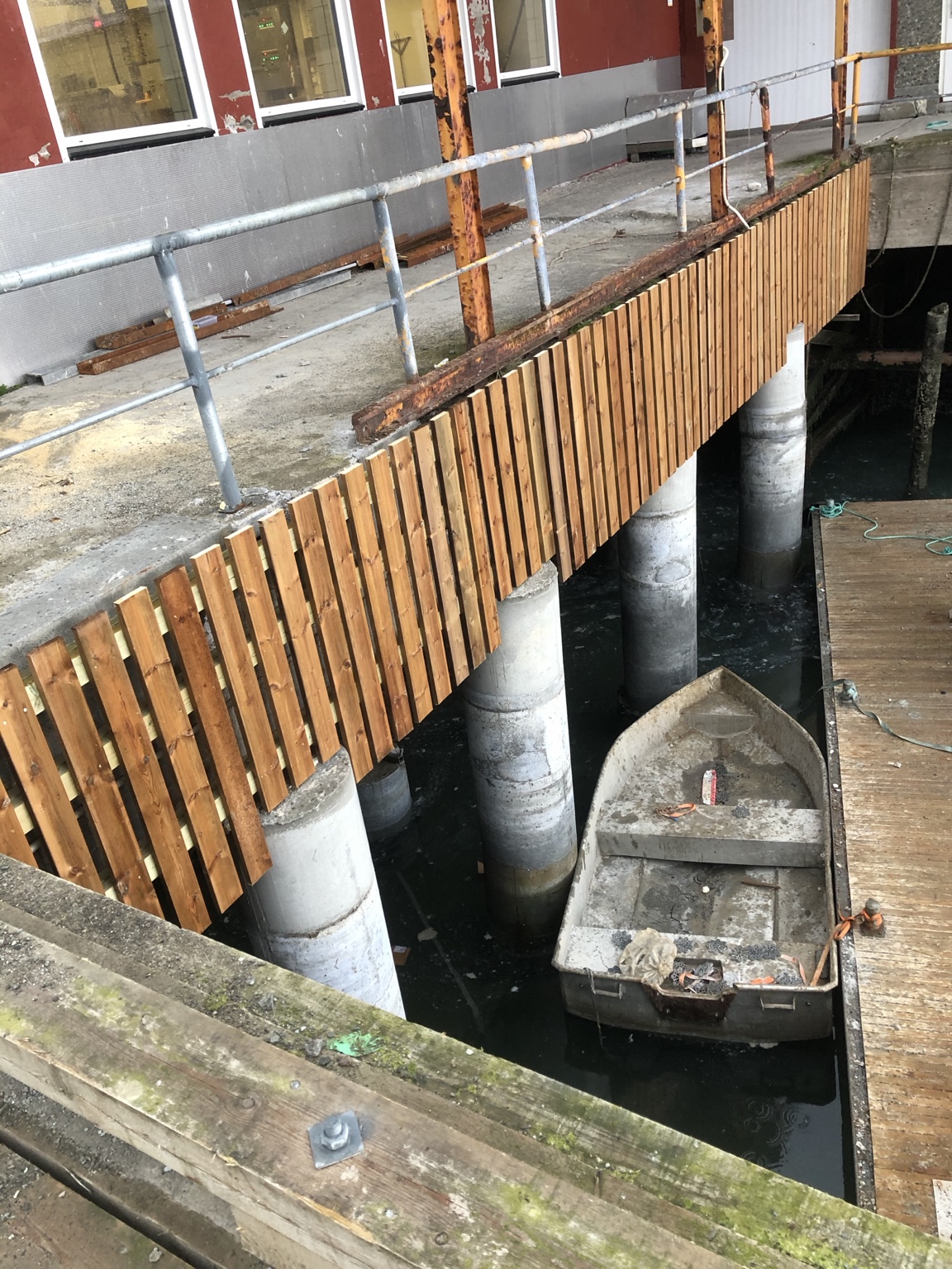 Ferdige betongsøyler under den rehabiliterte kaia