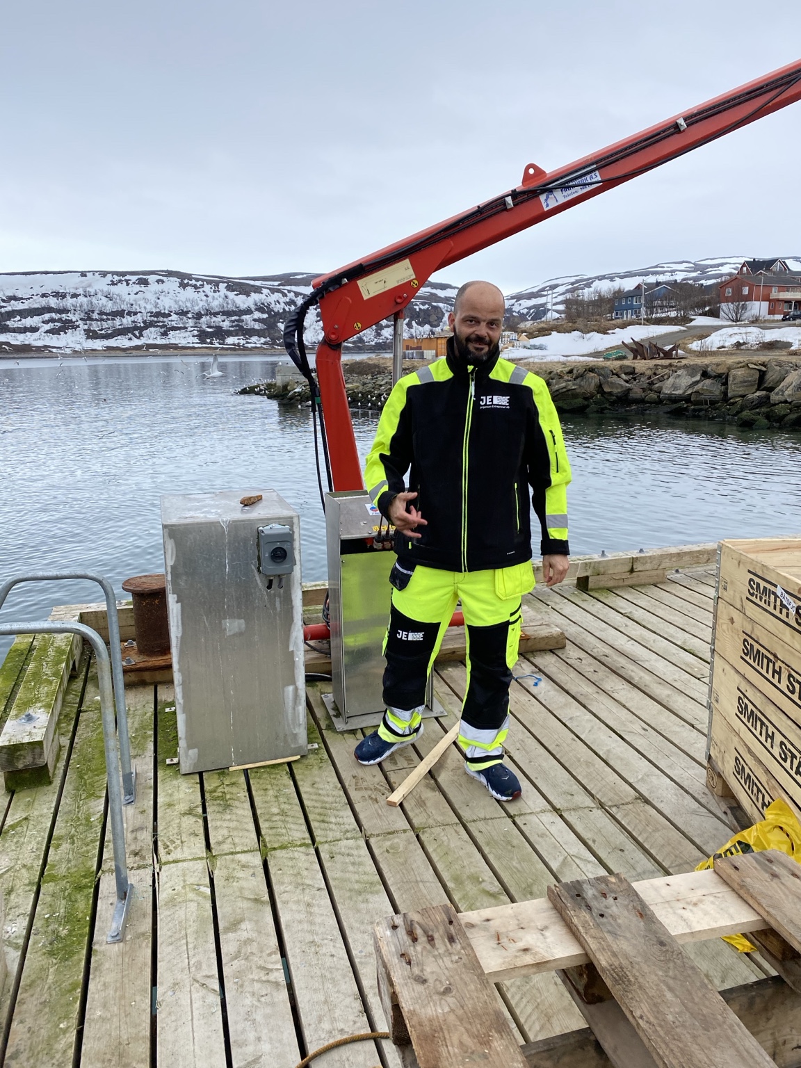 Kristian Salomonsen i svart jakke på kaia under prosjektet