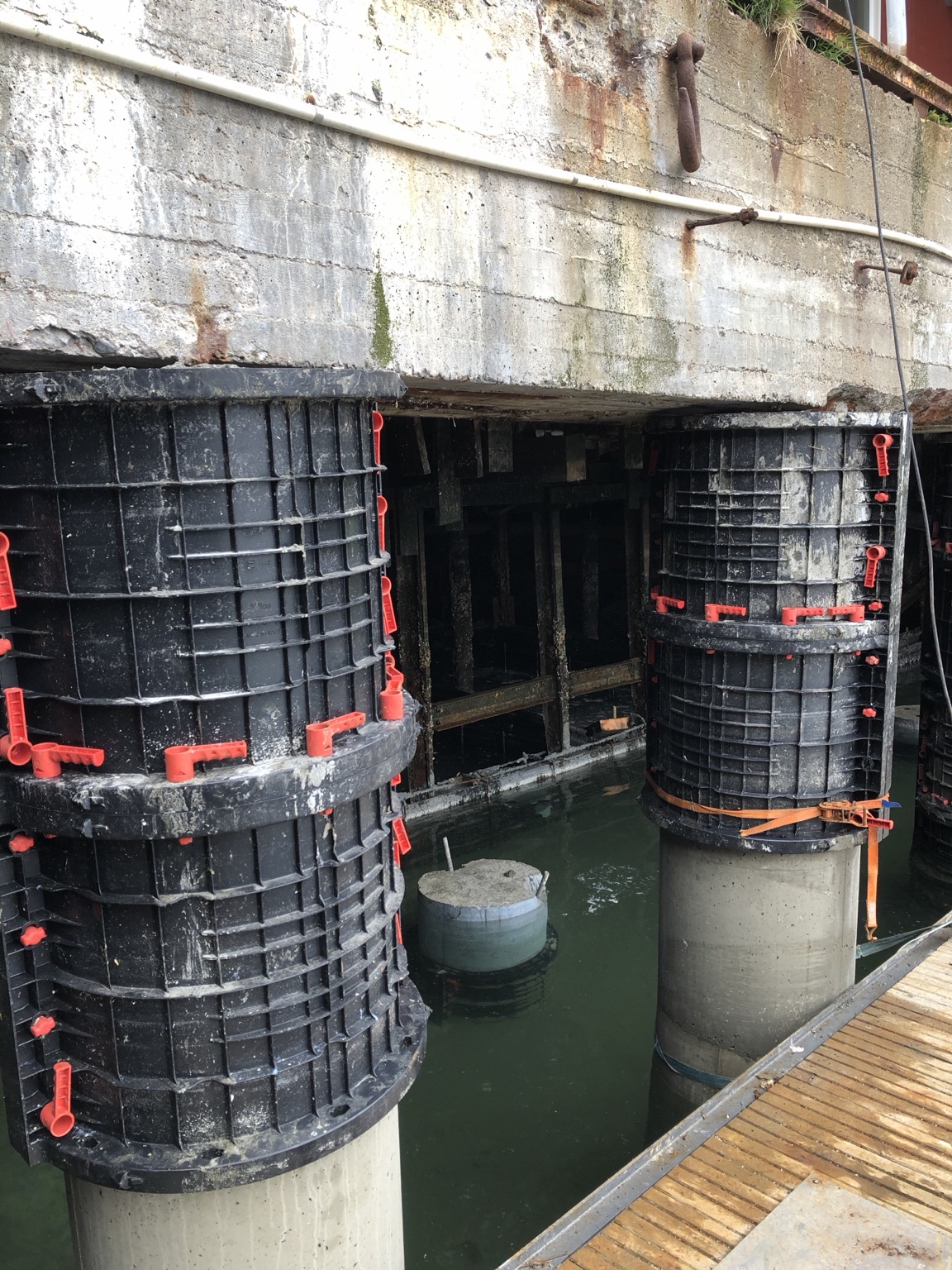 Spesialforskaling og nye betongsøyler under kaia