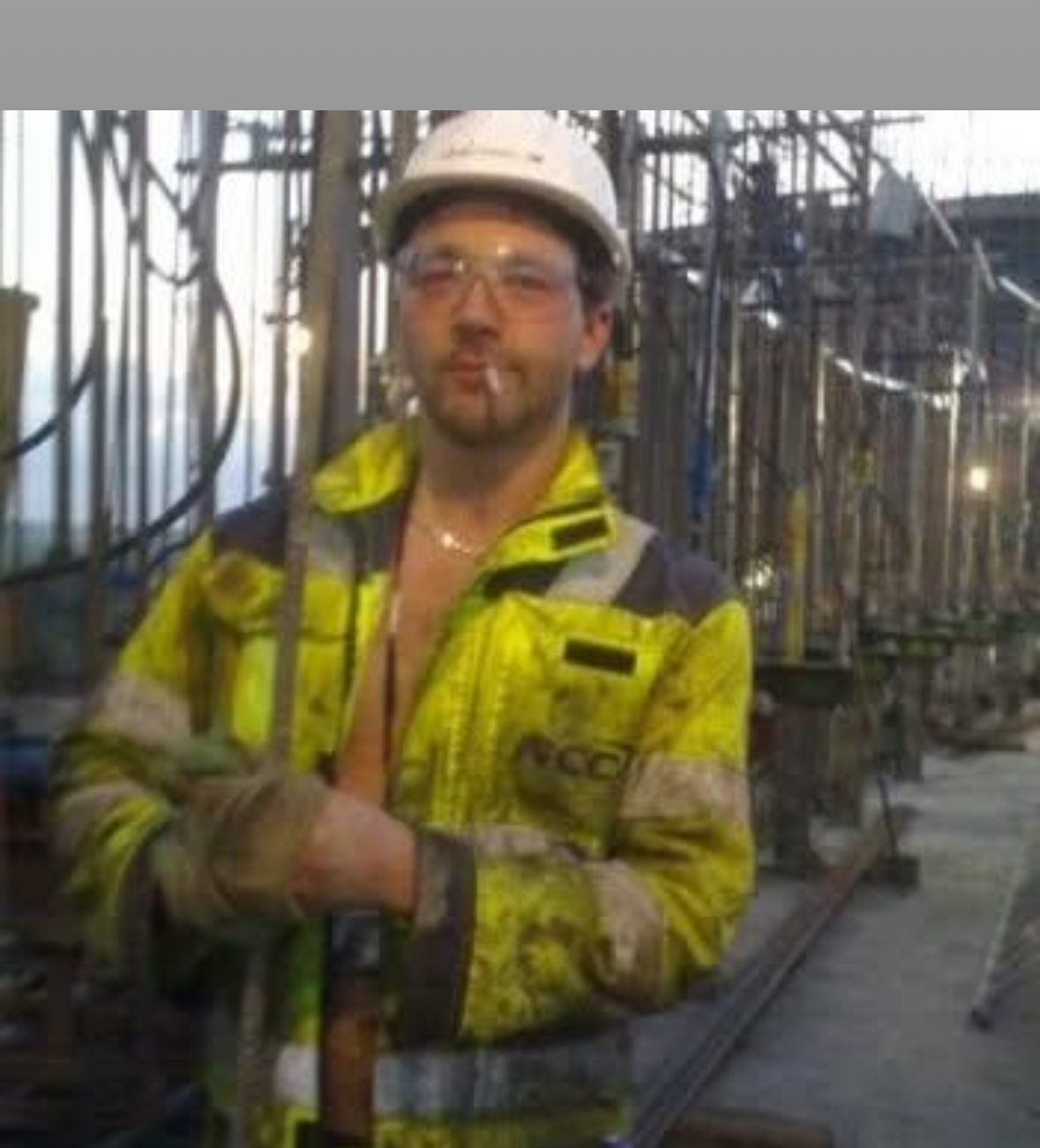 Bengt-Arne Jørgensen i arbeidsklær og hjelm blant armeringen på Isle of Grain