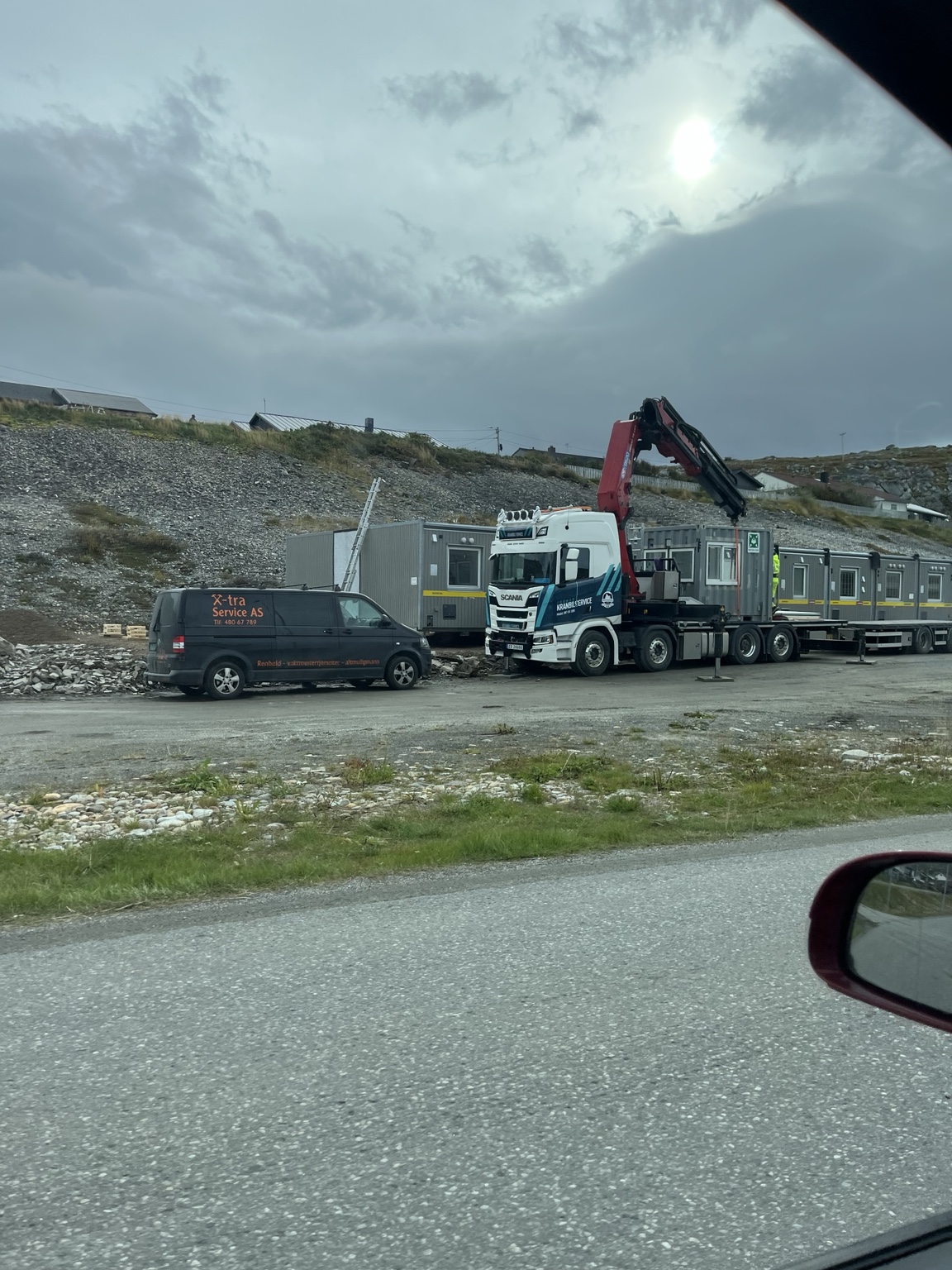 Kranbil og brakkemoduler under NCCs tilrigging i Kjøllefjord.