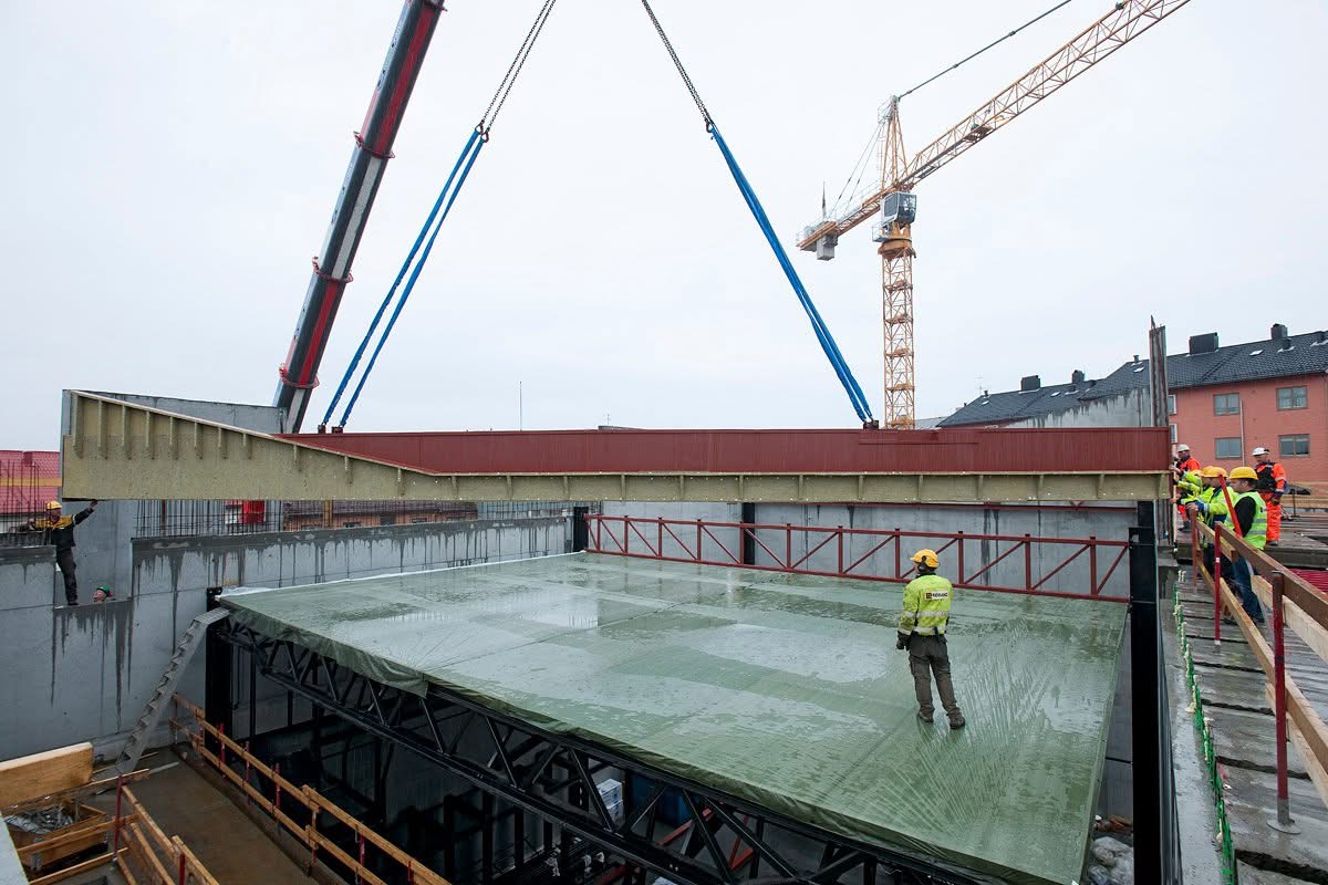 En stor stålbjelke løftes over teatersalen