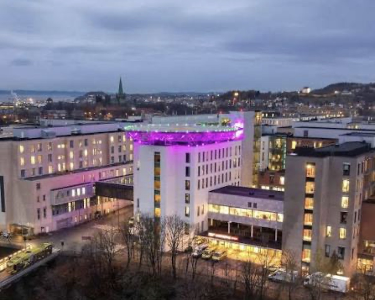 St. Olavs Hospital ferdig utbygd og opplyst om kvelden